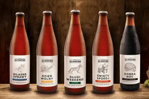 Pięć butelek piwa rzemieślniczego z etykietami "Za Miastem". Wśród nich niemieckie piwo Stout Owsiany.