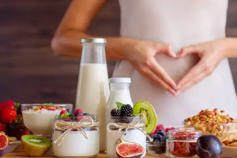Zdrowa żywność, owoce, jogurt i orzechy wspierają trawienie i naturalne enzymy trawienne.