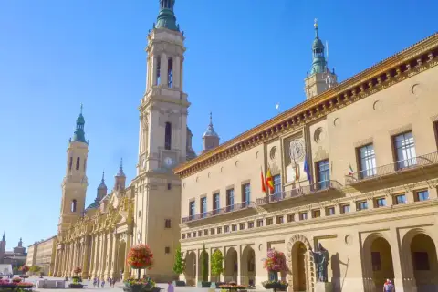 Plaza del Pilar, Zaragoza. Impresionante basílica y ayuntamiento. ¡Ideal para saber qué ver en Zaragoza en 1 día!