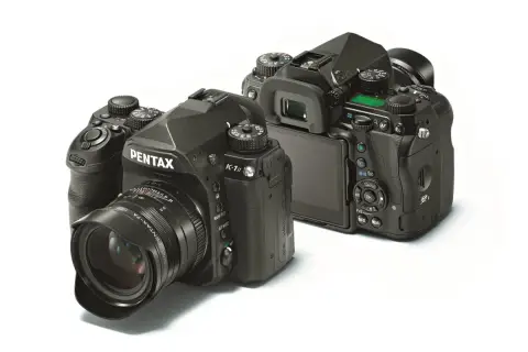 Dwa aparaty Pentax K-1 Mark II, jeden z obiektywem, gotowe do uchwycenia świata w pełnej klatce.