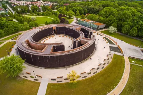 Tężnia w Busku-Zdroju, jedna z głównych atrakcji, otoczona zielenią i nowoczesną architekturą.