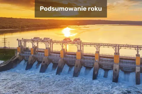 Potężne elektrownie wodne pracują pełną parą, tworząc spektakularny widok przy zachodzącym słońcu.