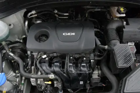 Silnik GDI w Kia Sportage IV. Widoczny kolektor dolotowy i osłona silnika.