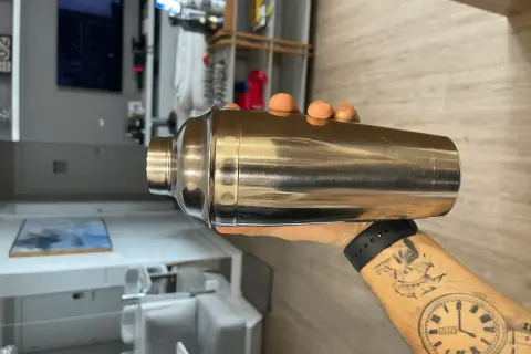 Metaliczny posmak w drinku? To objawy źle wyczyszczonego shakera. Upewnij się, że Twój jest lśniący i czysty!