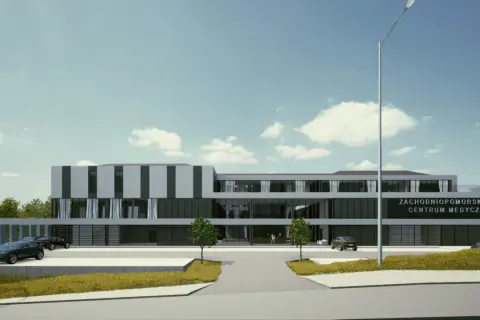 Nowoczesny budynek Zachodniopomorskiego Centrum Medyczne z parkingiem i zielenią.