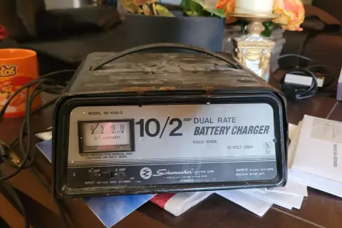 Ładowarka Schumacher 10/2 AMP. Na przełączniku widać opcje 10 AMP i 2 AMP. Zastanawiasz się, ile amper ustawić na prostowniku?
