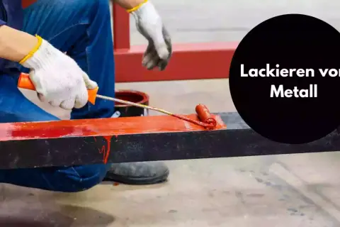 Person lackiert mit einer Farbrolle ein Metallteil rot.