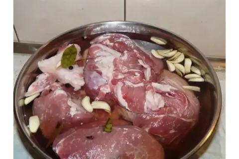 Mięso wieprzowe w zalewie z czosnkiem, liściem laurowym i pieprzem. Idealne proporcje peklosoli na kg mięsa to klucz do smaku.