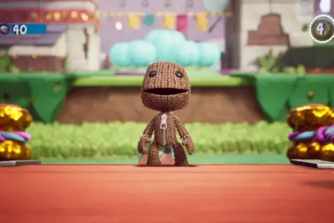 Sackboy wyrusza na wielką przygodę, zbierając kuleczki i pokonując przeszkody w kolorowym świecie gry.
