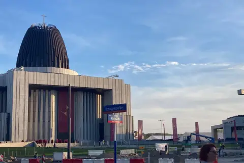 Świątynia Opatrzności Bożej w Warszawie. Monumentalna budowla z kopułą i krzyżem, symbol polskiej providence.
