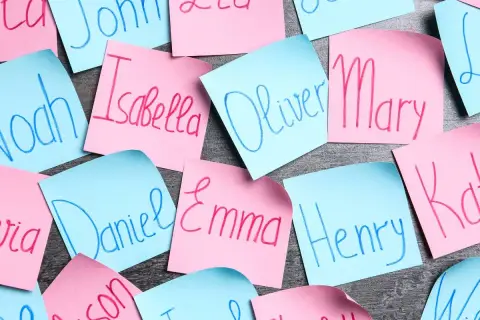 Kolorowe karteczki z imionami, np. Mary, Isabella, Emma, to popularne imiona żeńskie angielskie.