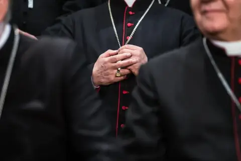 Dłonie duchownych splecione w modlitwie. Czy ksiądz może odmówić bierzmowania? Pytanie to nurtuje wielu wiernych.