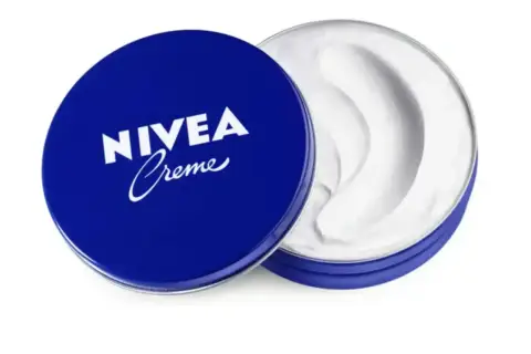 Crema Nivea lata azul, a pesar de su fama, puede ser mala para pieles sensibles.