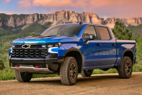 Niebieski Chevrolet pickup ZR2 na drodze w górach.