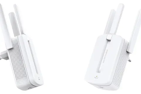 Dwa białe wzmacniacze sygnału Wi-Fi z antenkami. Jeden z wtyczką, drugi z napisem "Signal". To najmocniejszy repeater wifi.