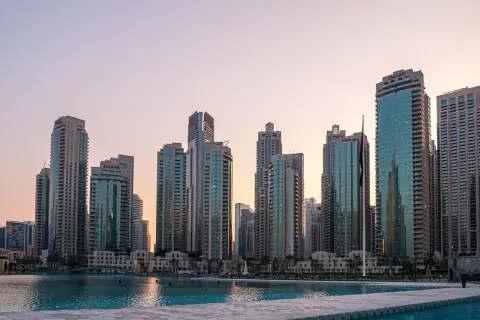 Wieżowce w Dubaju o zachodzie słońca, w tym budynki Emaar. Wspaniałe dubaj atrakcje nad wodą.
