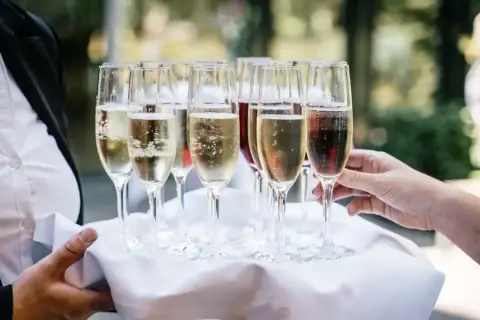 Taca z kieliszkami musującego prosecco. Sprawdź aktualną prosecco cena i ciesz się chwilą!