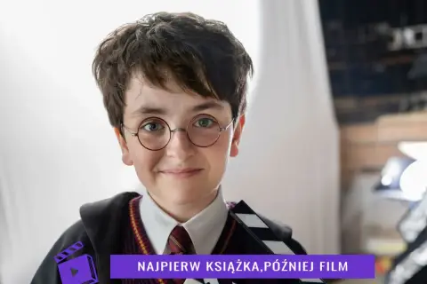 Młody aktor w okularach i szacie Hogwartu trzyma klaps filmowy. Czyżby to zapowiedź **harry potter nowy film**?