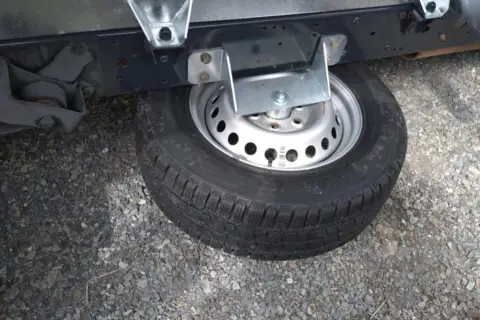 Podwozie Renault Trafic z kołem zapasowym. Dowiedz się, jak wyjąć koło zapasowe Renault Trafic, by być gotowym na każdą sytuację.