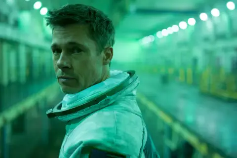 Brad Pitt w skafandrze kosmicznym w filmie Ad Astra, w zielonej poświacie tunelu.