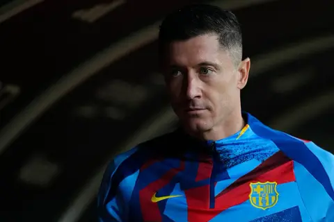 Robert Lewandowski w nowej koszulce FC Barcelony, symbol jego bogatej kariery.