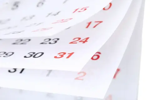 Zbliża się odpis na ZFŚS 2026. Kartki kalendarza przewracają się, pokazując daty 29, 30, 31.