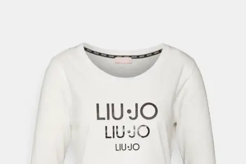 Biała koszulka z długim rękawem marki Liu Jo, z potrójnym nadrukiem logo. Liu Jo to włoska marka odzieżowa.