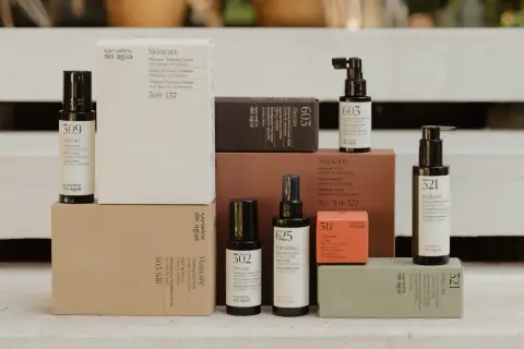Descubre los secretos del agua en esta colección de productos de skincare, haircare y bodycare.