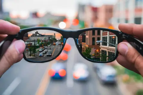 Czarne oprawki dla kogo? Sprawdź, jak dobrać idealne modele