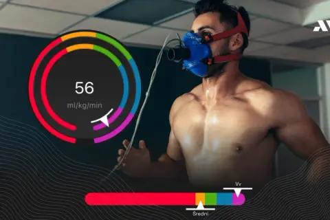 Mężczyzna w masce oddechowej podczas testu wydolnościowego. Wynik 56 ml/kg/min wskazuje na jego VO2max.