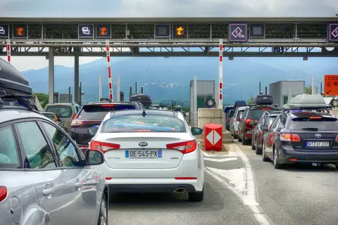 Korki na autostradzie we Francji. Kierowcy zastanawiają się, ile kosztuje autostrada we Francji, stojąc w kolejce do punktu poboru opłat.