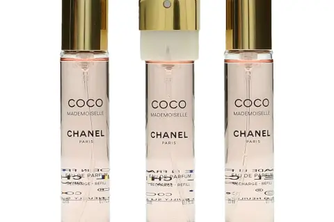 Trzy perfumetki Chanel Coco Mademoiselle z złotymi nakrętkami. Idealne dla każdej madmuazel po francusku.