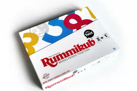 Pudełko gry Rummikub z hasłem "BRINGS PEOPLE TOGETHER". Poznaj zasady Rummikub i ciesz się grą!