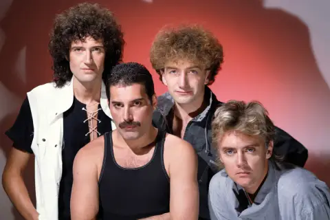 Bohemian Rhapsody obsada: Freddie Mercury, Brian May, Roger Taylor i John Deacon pozują do zdjęcia.