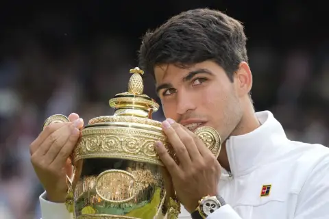 Co wienczy puchar Wimbledonu? Zaskakująca symbolika ananasa