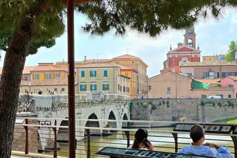 Ponte di Tiberio e palazzi colorati a Rimini, un'ottima idea per scoprire cosa vedere a Rimini e dintorni.