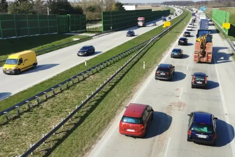 Korki na autostradzie, samochody jadą blisko siebie, tworząc niebezpieczną jazdę na zderzaku.