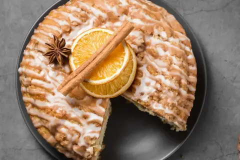 Pyszne ciasto cynamonowe z lukrem, pomarańczą i anyżem. Idealne na jesienne popołudnie.