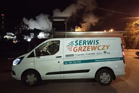 Biały van z napisem "SERWIS GRZEWCZY" i numerem telefonu. To firma ter met serwis kielce.