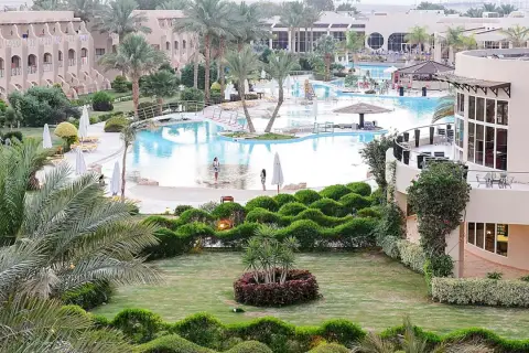 Luksusowy resort Prima Life Makadi z basenami, palmami i zadbaną zielenią.