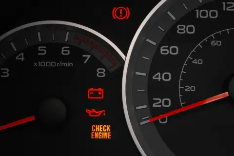 Kontrolka "Check Engine" świeci się, sugerując problem z silnikiem. Warto sprawdzić, jak sprawdzić czy silnik jest spalony, zanim dojdzie do poważniejszej awarii.