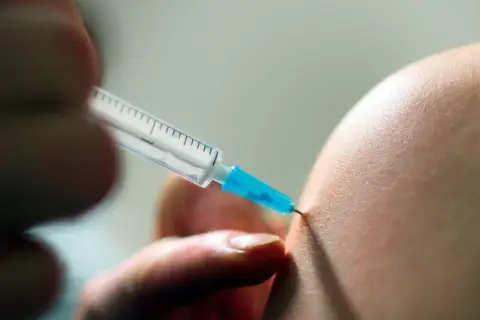 Eine Spritze wird angesetzt, um eine Impfung zu verabreichen. Die pneumokokken impfung schützt vor schweren Infektionen.