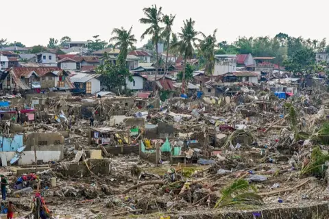 Zniszczone domy i gruzy po tajfunie na Filipinach.
