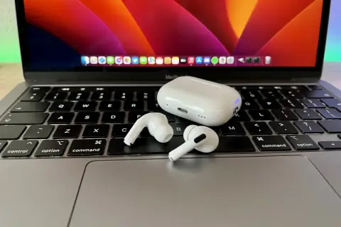 AirPods i etui na klawiaturze MacBooka. Dowiedz się, jak podłączyć AirPods do laptopa, aby cieszyć się bezprzewodowym dźwiękiem.
