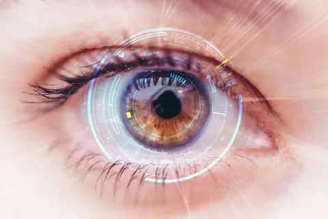 Zbliżenie oka z futurystycznym interfejsem, sugerującym zaawansowaną diagnostykę, np. w kierunku angiopatii.