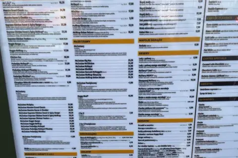 Ile kosztuje średnia cola w McDonald's? Na tej liście znajdziesz ceny napojów, w tym Coca-Coli.