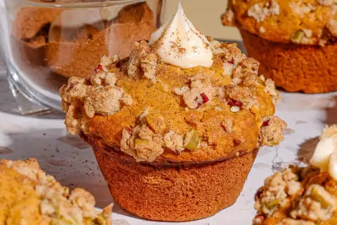 Un muffin gourmand, garni de crumble et d'une touche de glaçage, parfait pour une recette de muffin.