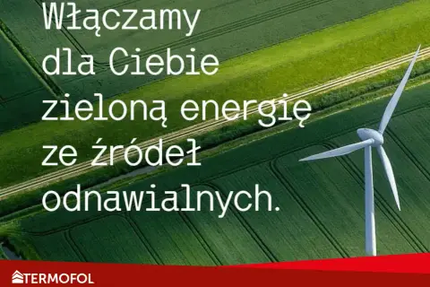 Wiatrak na tle zielonych pól. Napis: "Włączamy dla Ciebie zieloną energię ze źródeł odnawialnych." Co oznacza skrót OZE? To właśnie energia odnawialna.