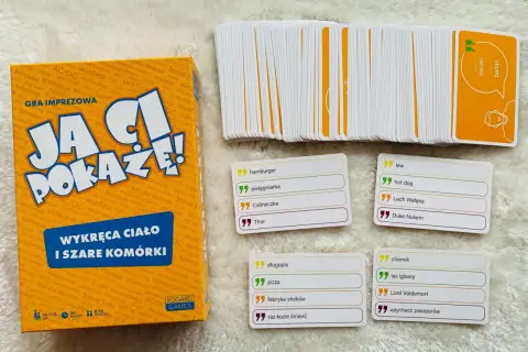 Gra "Ja Ci Pokażę!" to świetna zabawa i jedne z najlepszych gier karcianych. Karty z hasłami jak "banan" czy "pizza" zapewnią mnóstwo śmiechu.