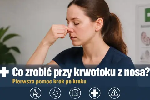 Kobieta zamyka oczy, uciskając nos. Krwotok z nosa może być objawem osłabienia organizmu. Dowiedz się, jak udzielić pierwszej pomocy.